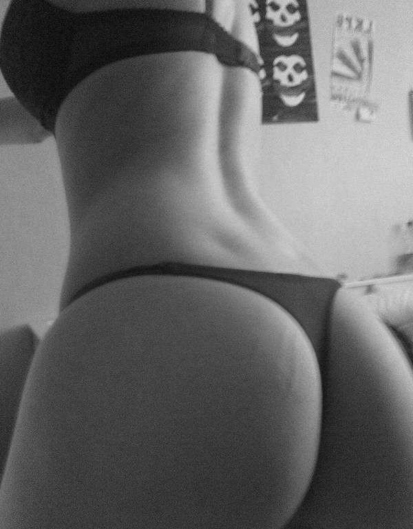 15P Naked amateur emo chick's selfpics