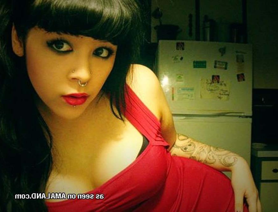 16P Naked emo chick in sexy poses