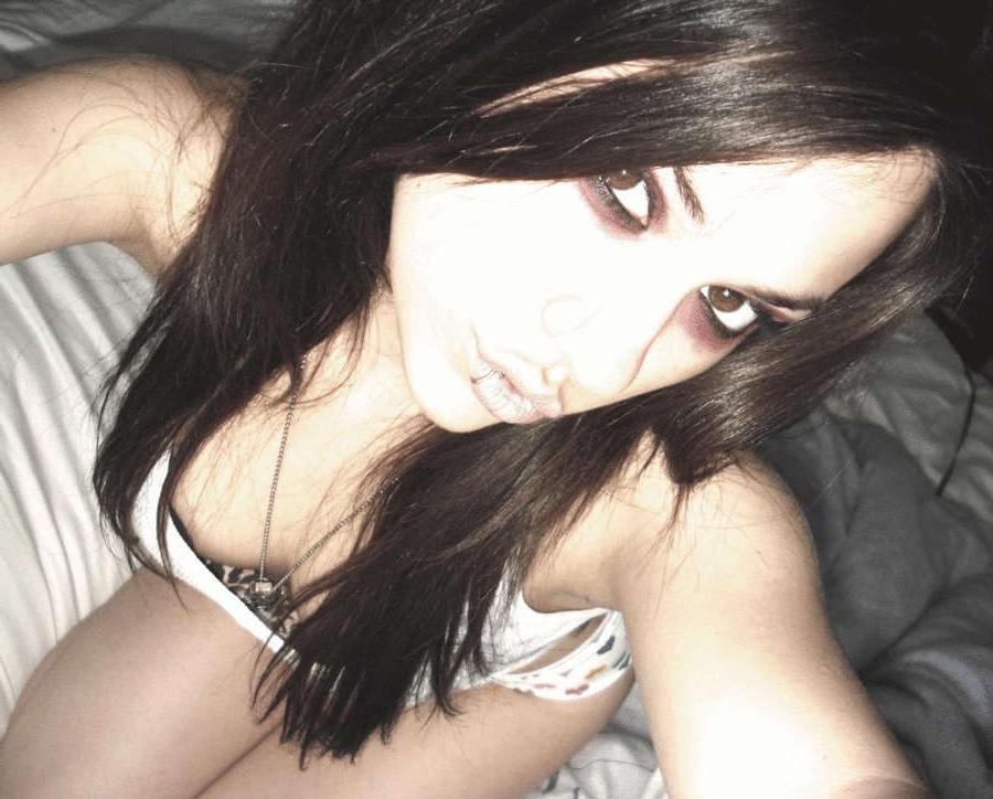 15P Hot emo girls' selfpics