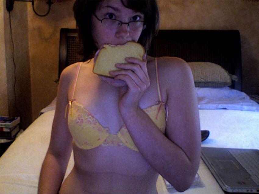 16P Pictures of a horny chick playing with herself on the bed