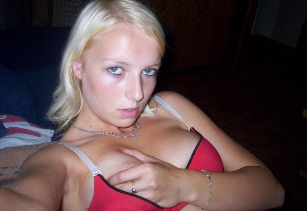 16P Ravishing brunette models posing nude