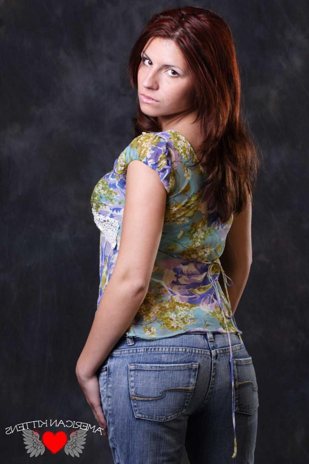 18P Andera Renolds in Jeans