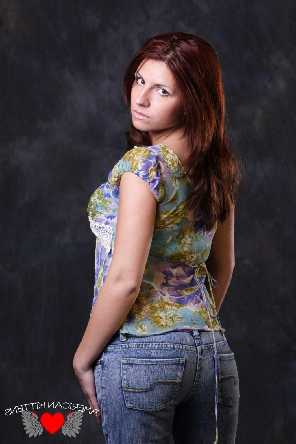 18P Andera Renolds in Jeans