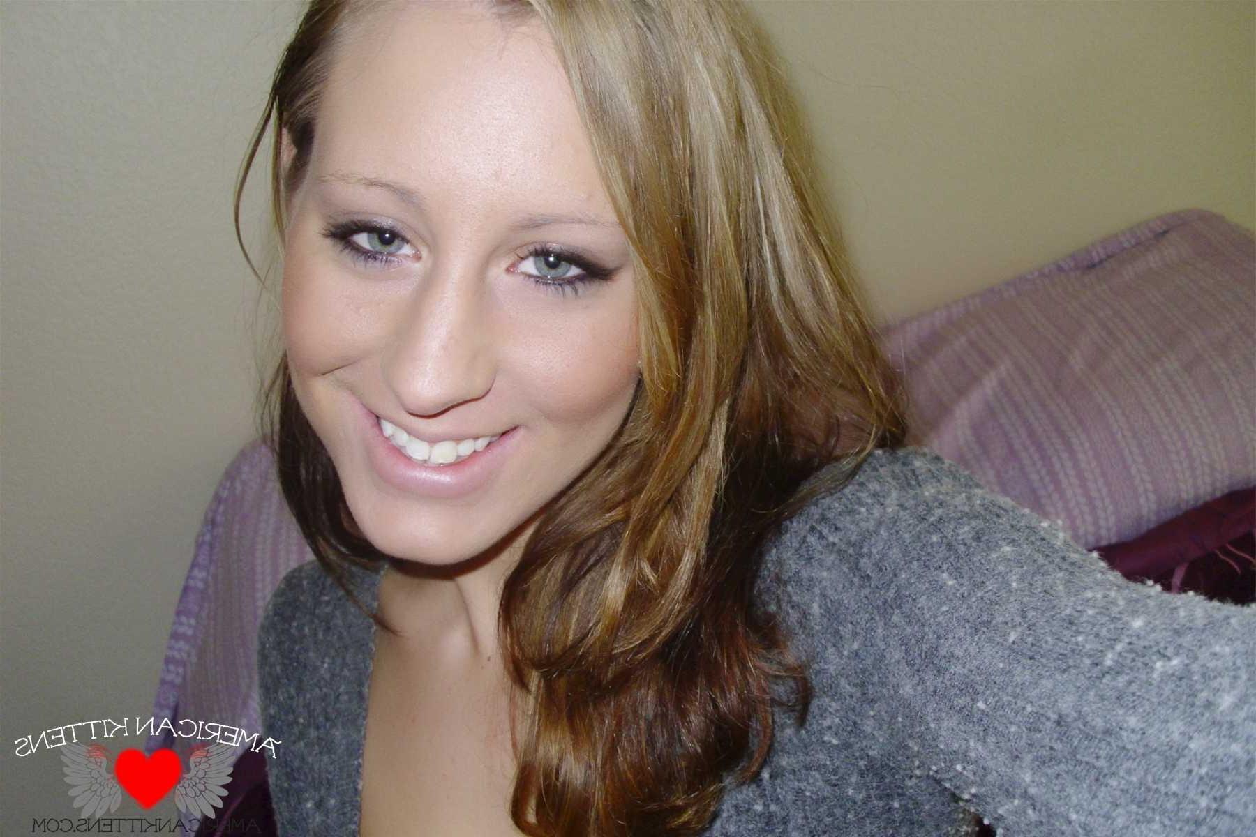 18P Lizzy self shot titties