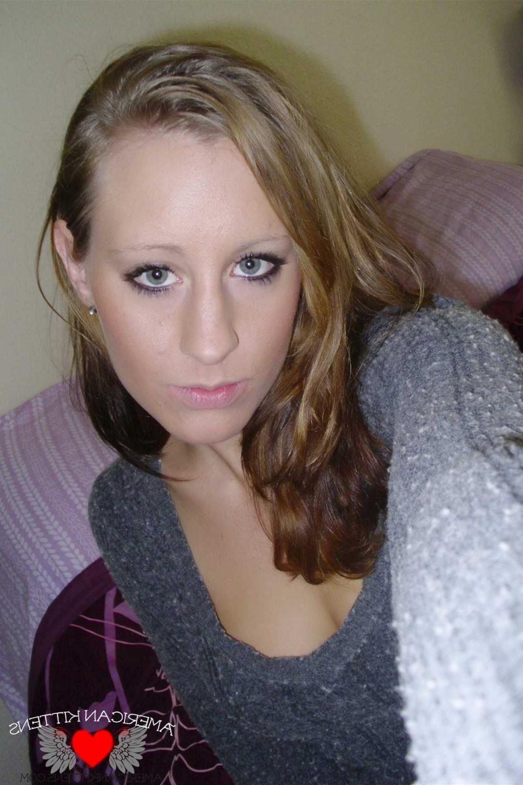 18P Lizzy self shot titties