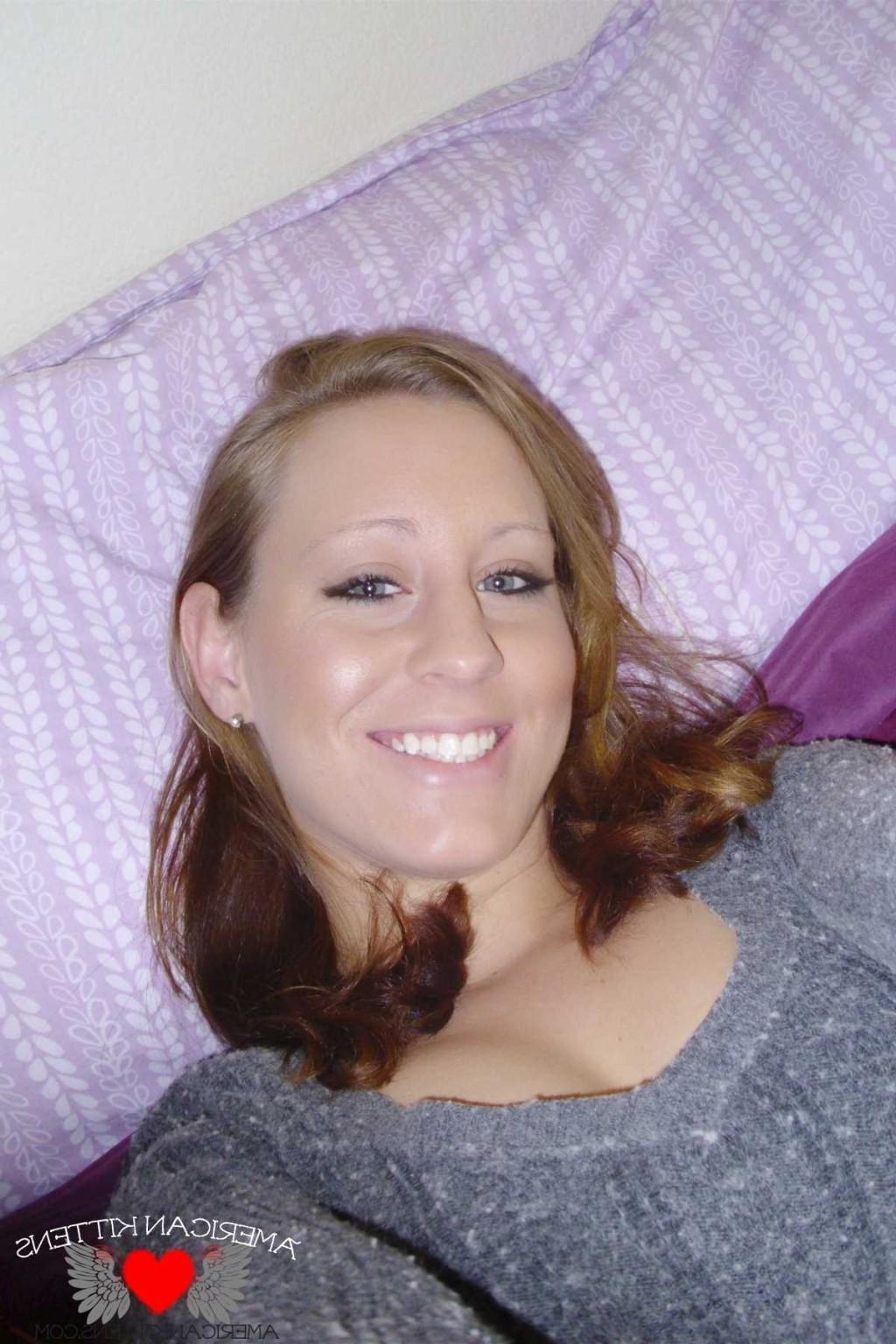 18P Lizzy self shot titties