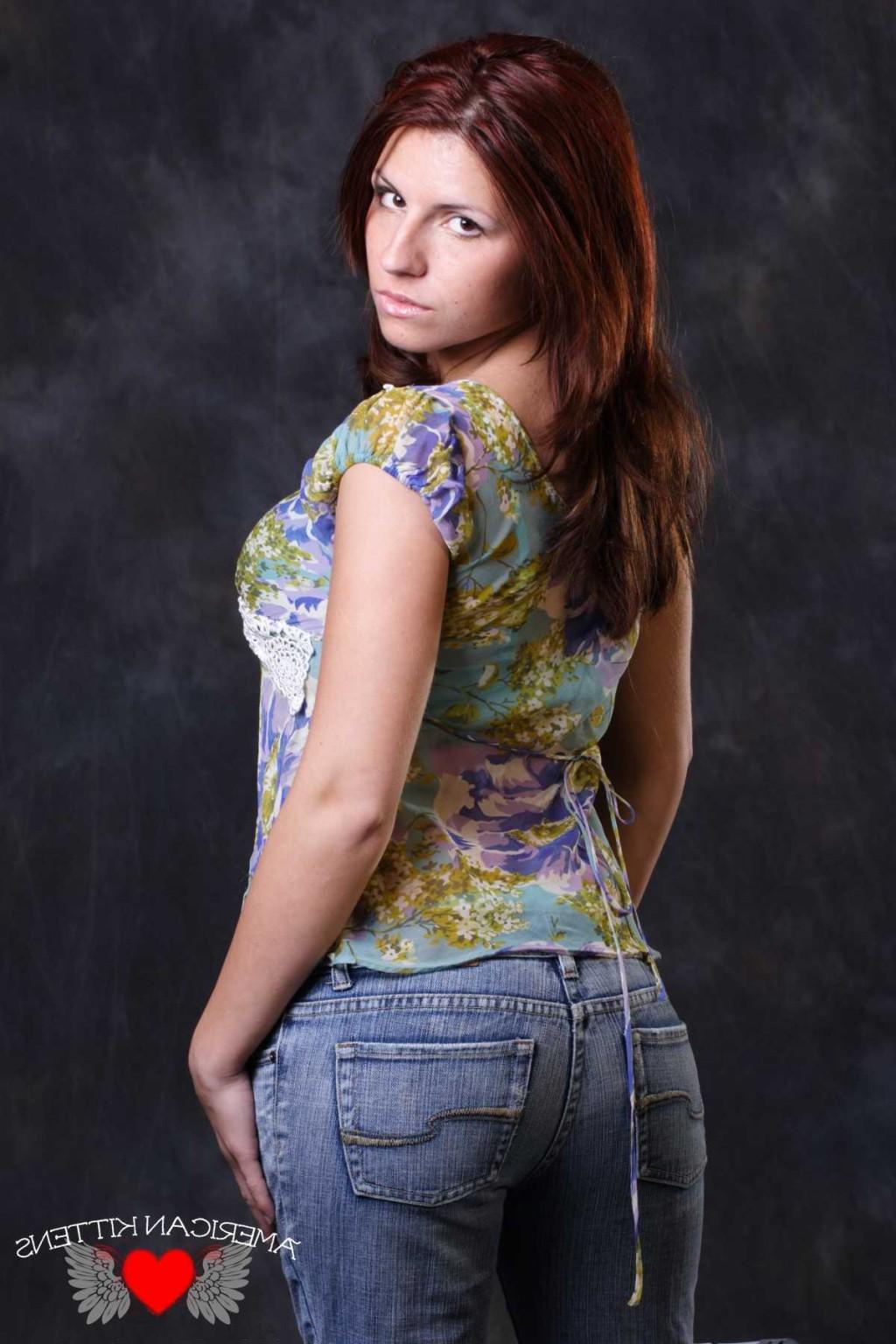 18P Andera Renolds in Jeans