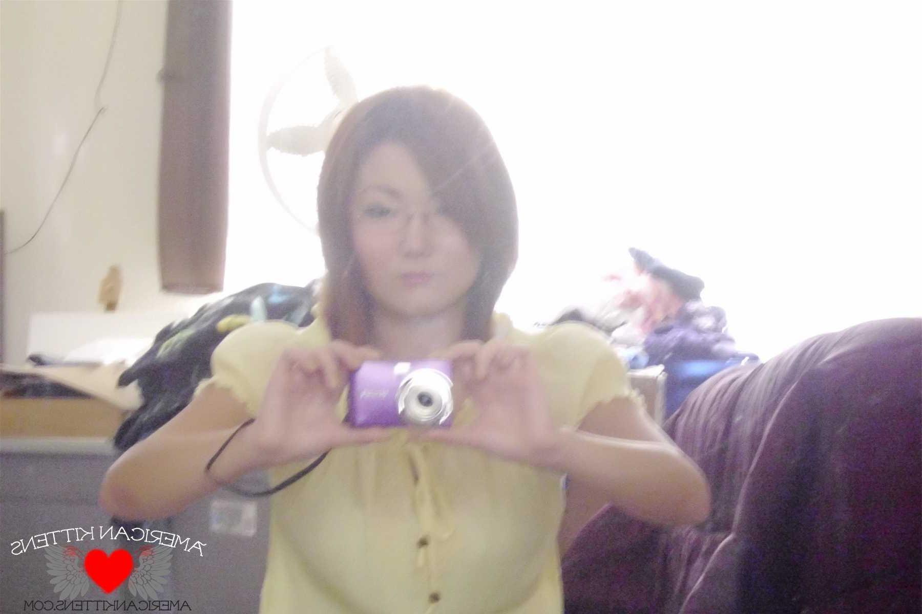 18P chiyoko self shot pussy spread