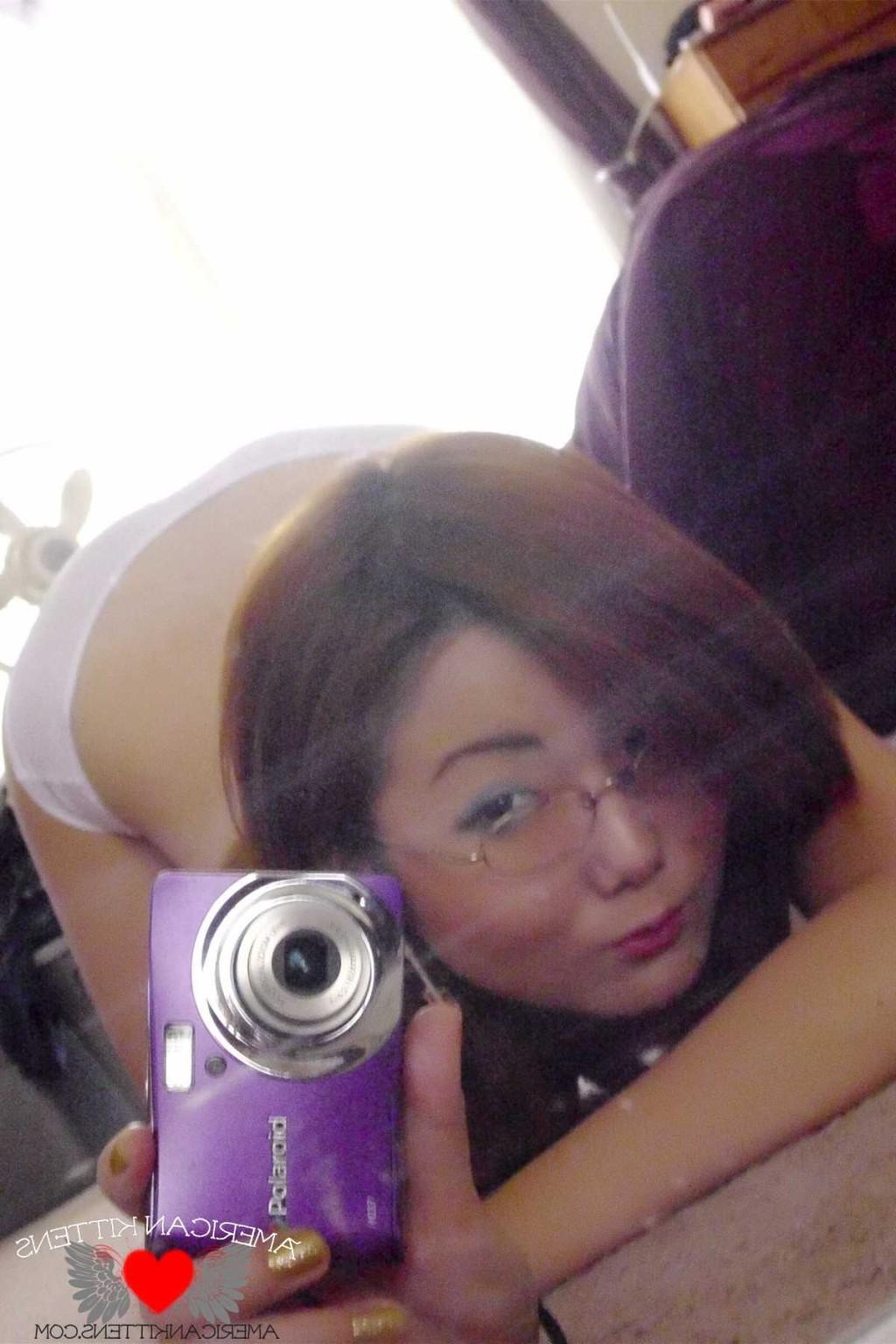 18P chiyoko self shot pussy spread
