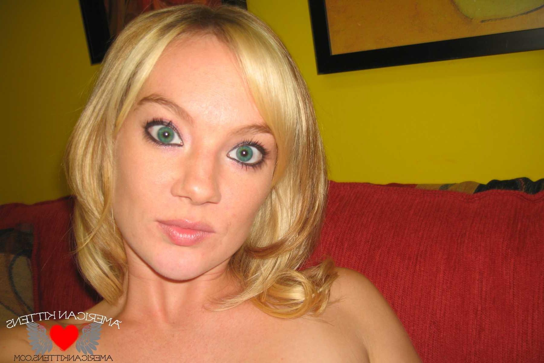 18P Dakota self pics