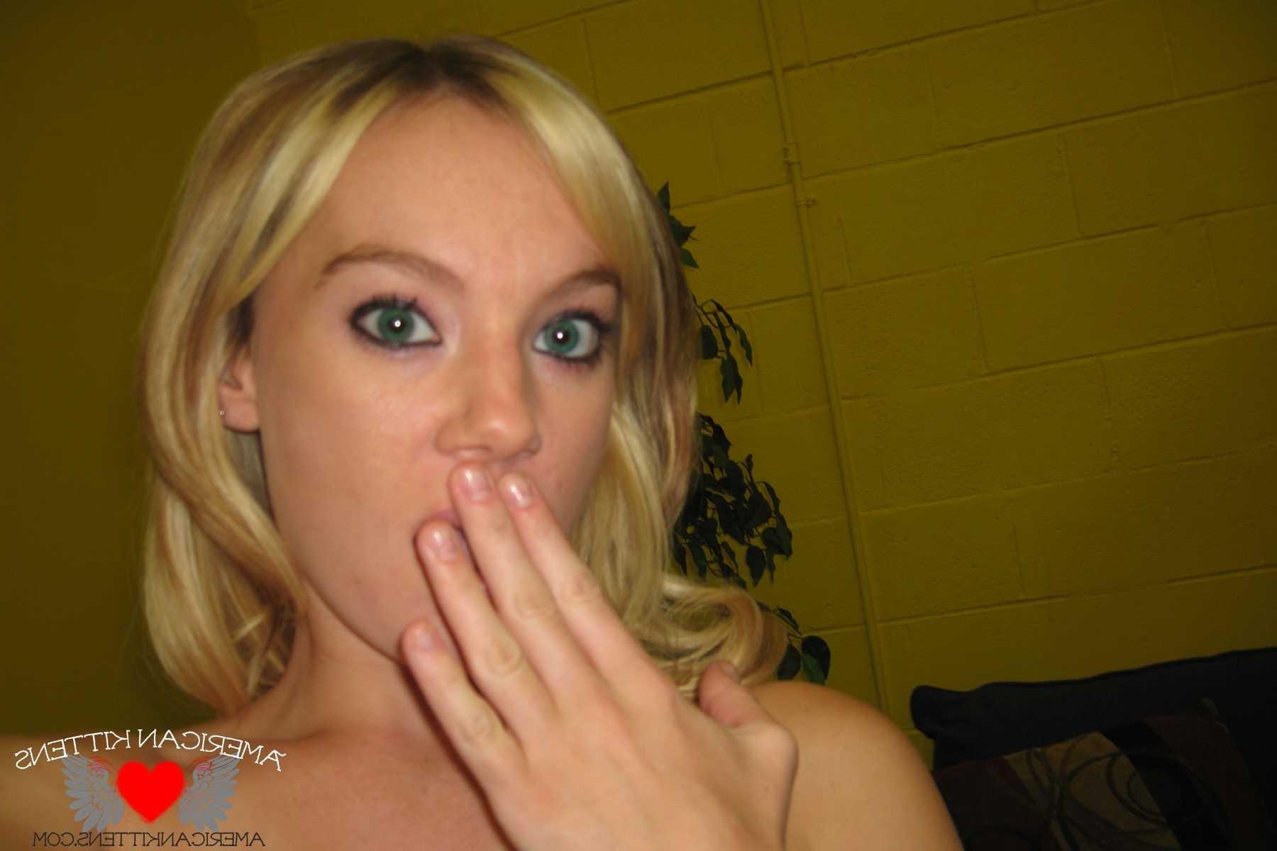 18P Dakota self pics