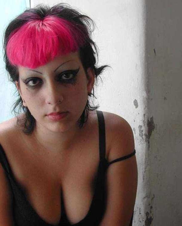 12P Emo chicks love to get kinky