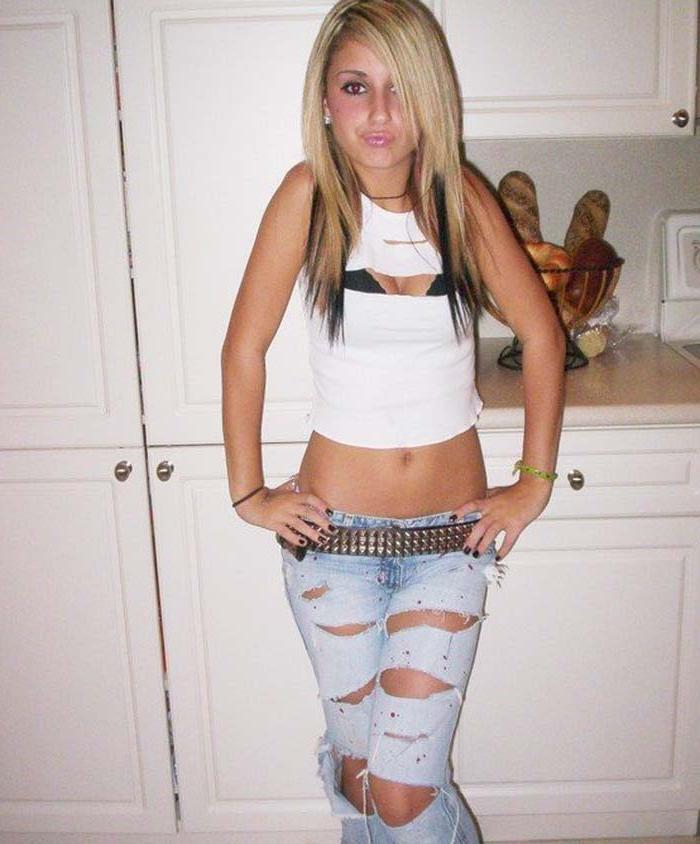 15P Sizzling hot photos of an emo babe