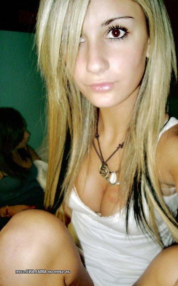 15P Sizzling hot photos of an emo babe