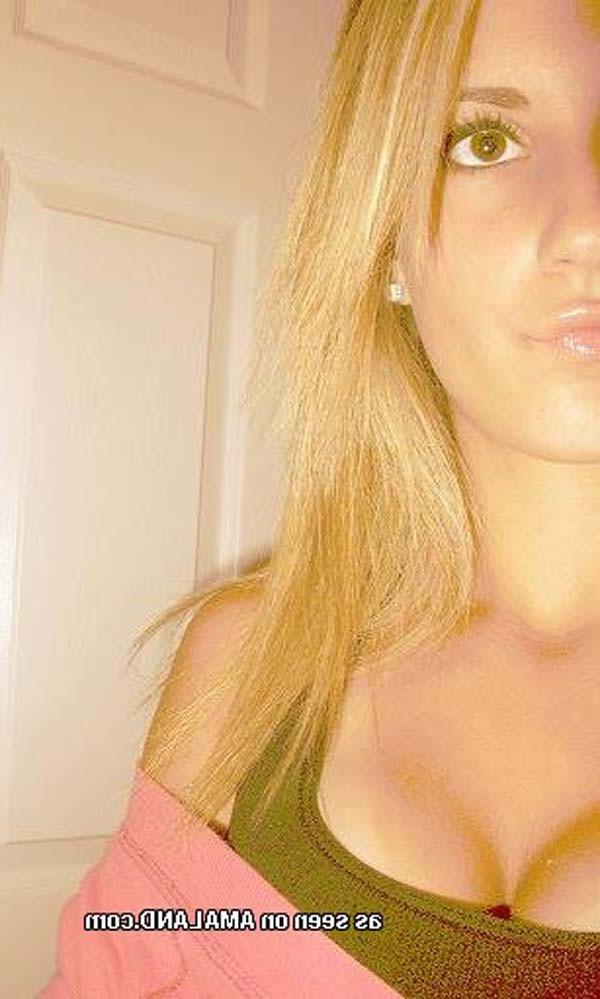 15P Sizzling hot photos of an emo babe