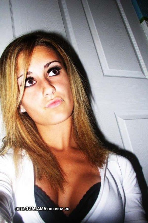 15P Sizzling hot photos of an emo babe