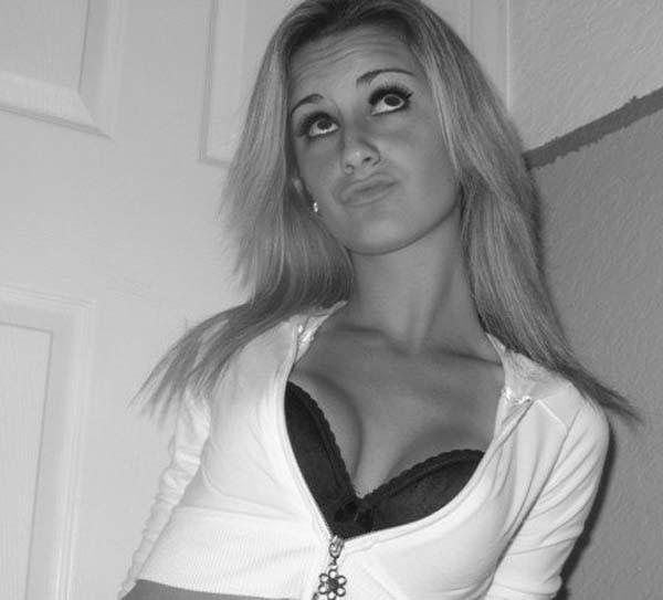 15P Sizzling hot photos of an emo babe