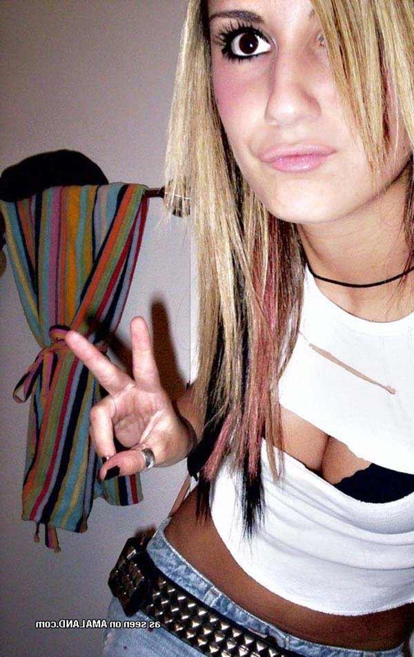 15P Sizzling hot photos of an emo babe