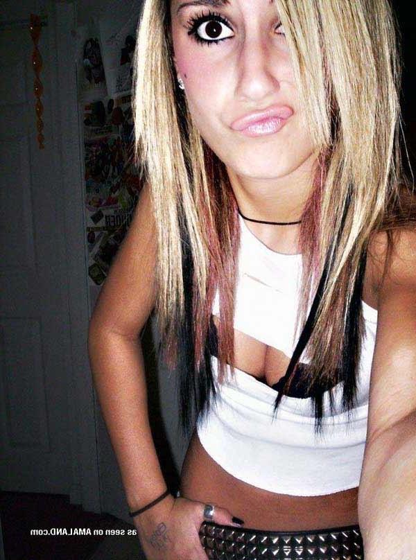 15P Sizzling hot photos of an emo babe