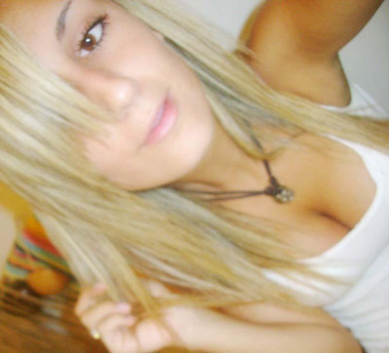 15P Sizzling hot photos of an emo babe