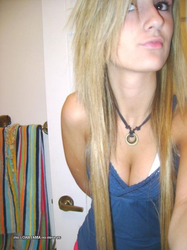 15P Sizzling hot photos of an emo babe