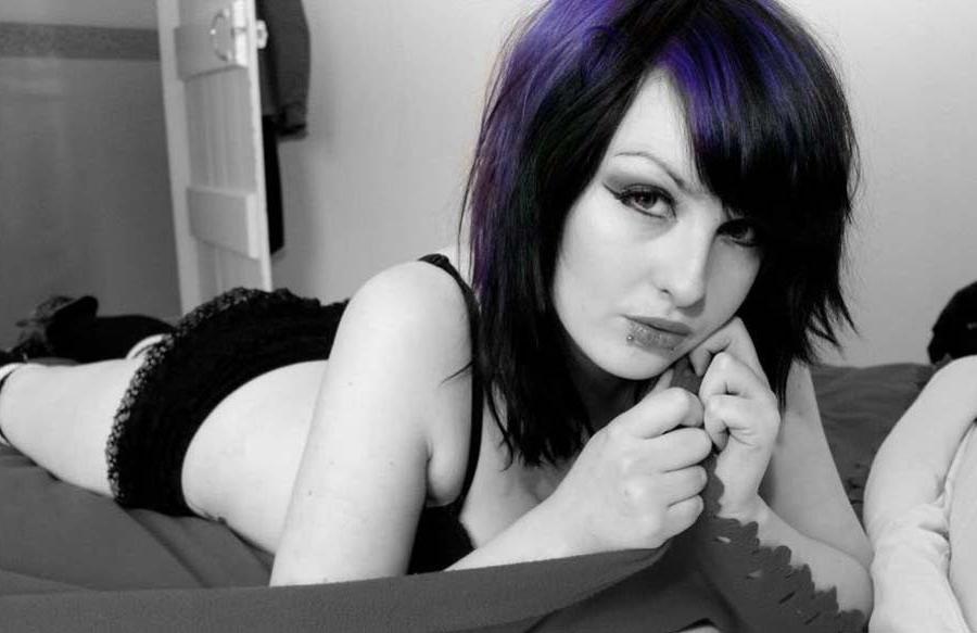12P Beautiful Emo babes showing their bodies