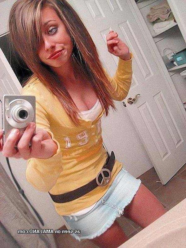 15P Hot emo cutie's sexy selfpics