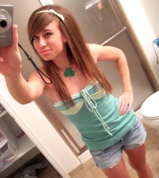 15P Hot emo cutie's sexy selfpics