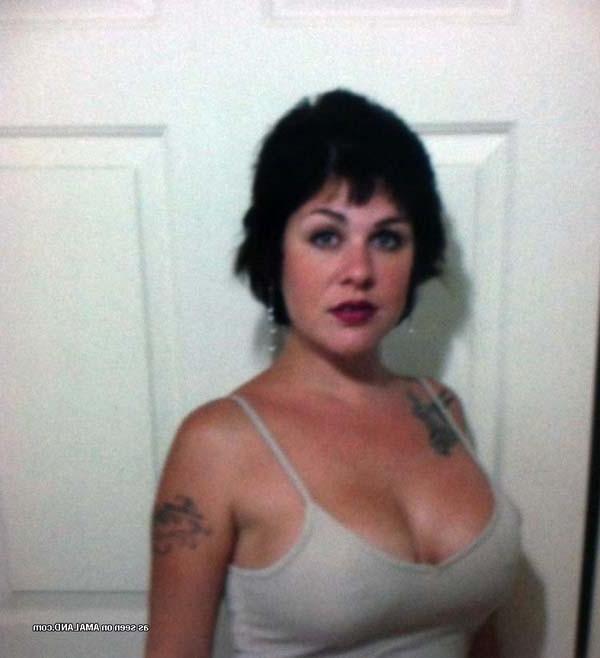 12P Emo darling with tattoos taking self pics