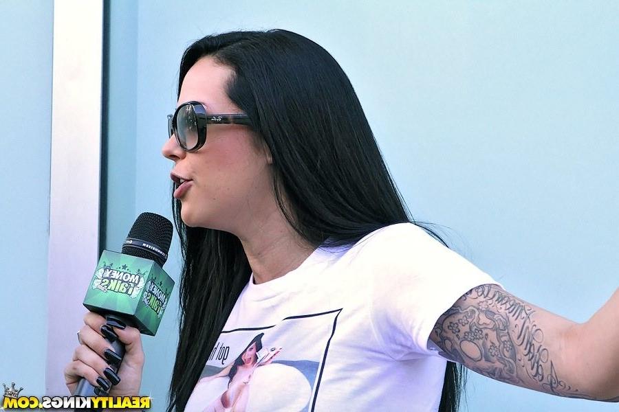 4P Tattooed amateur has sex with a complete stranger