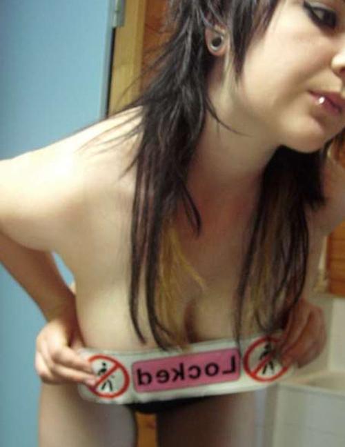 16P Emo blonde babe sucks and pose