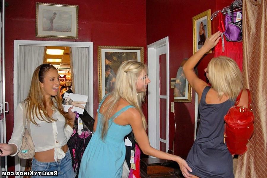 12P Lesbian anal threesome porn pictures