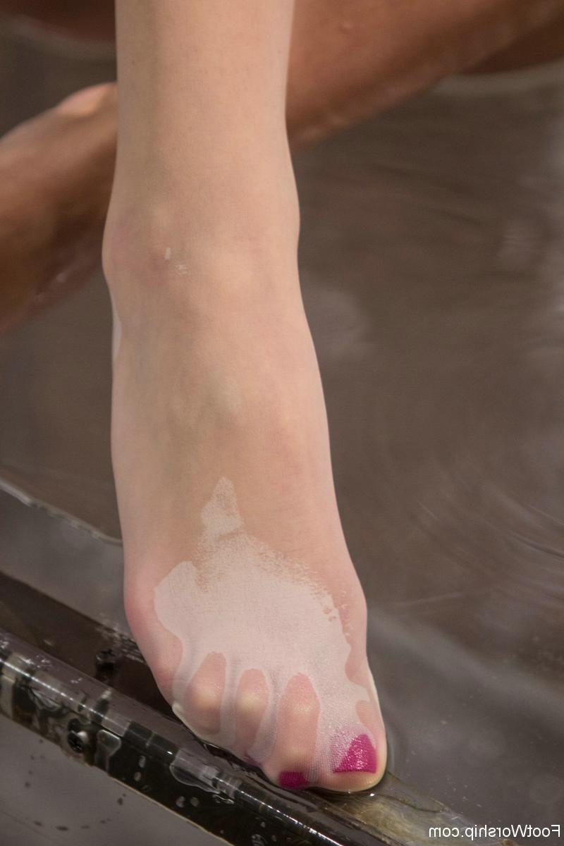 24P Three sexy lesbian babes in foot fetish, incl. strap-on anal sex