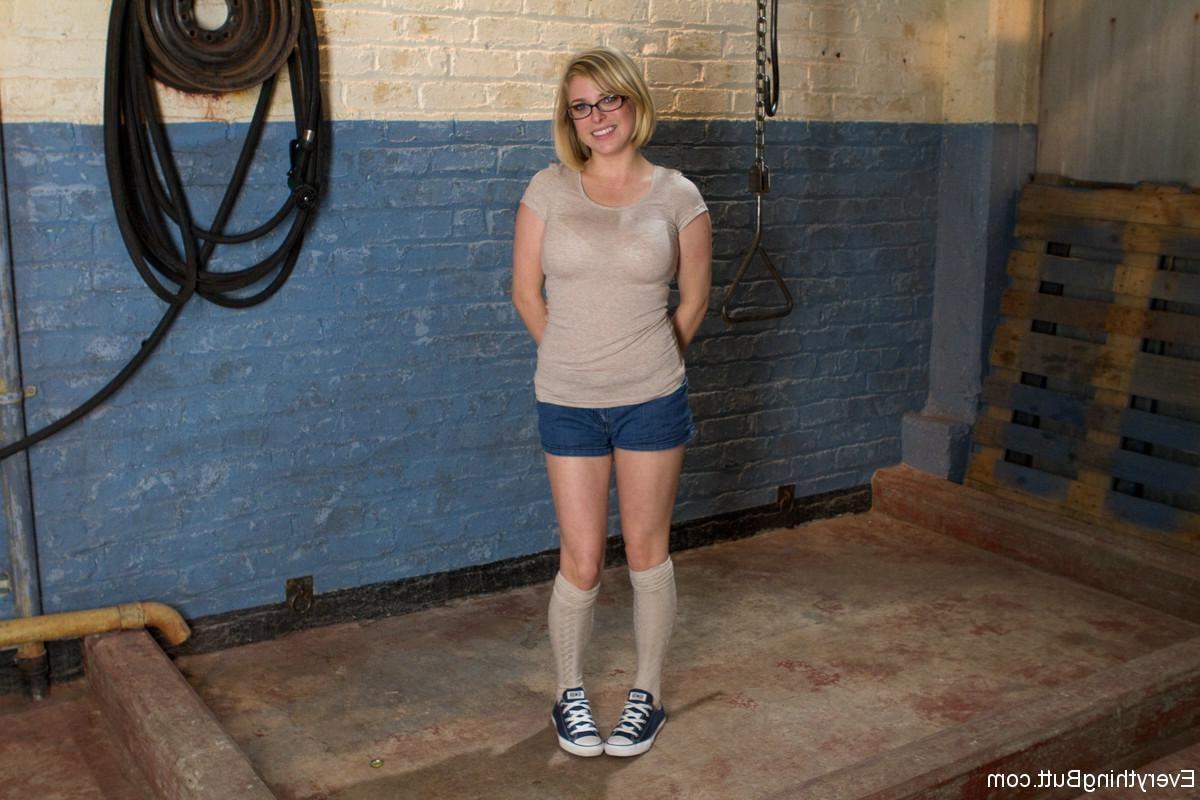 24P Zwei Babes werden von einem versauten Paar anal penetriert