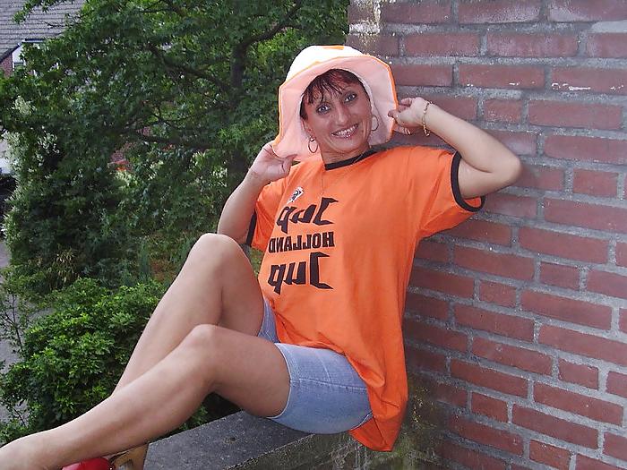 25P Sexy mom from facebook with daughters