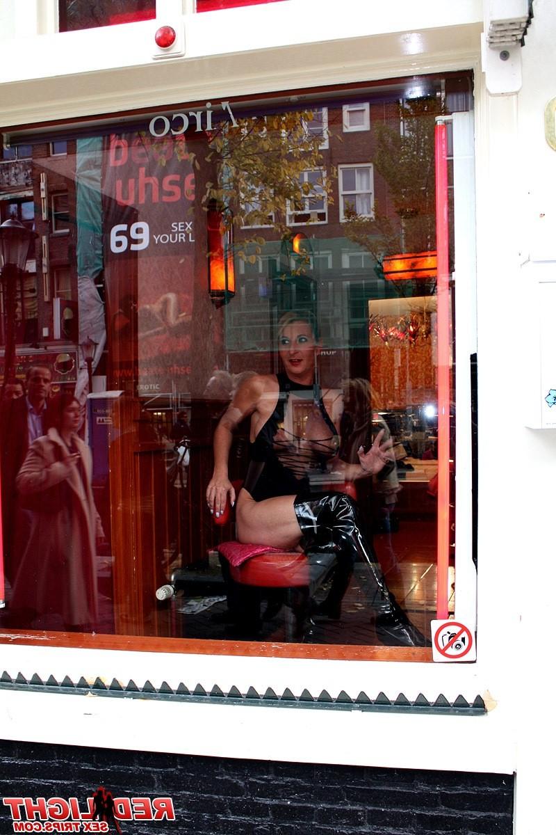 14P Amsterdam window hooker pleasing a tourist his stiffy cock