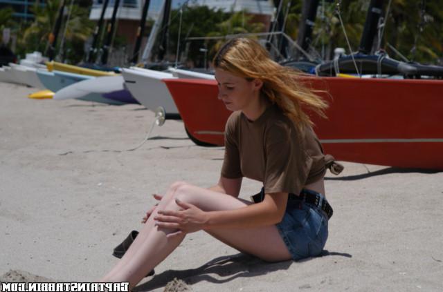 16P Skinny girl whitney spreads her big clit under the sun