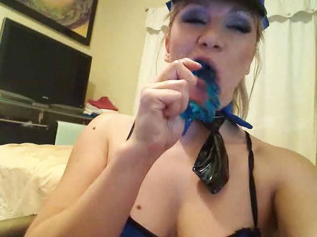 17P Lea Lexis verkleidet als sexy Polizistin mit Analkugeln und Muschispielen