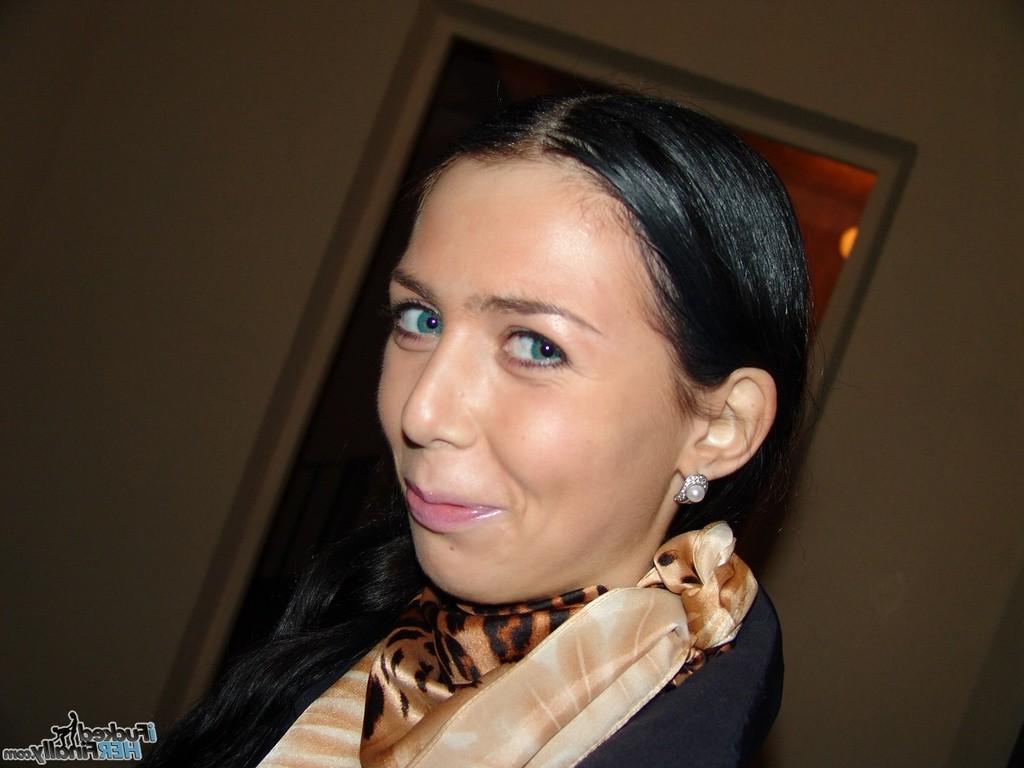 16P Two horny guys enjoyd sticking their huge rods between Vendy's soft lips and ham