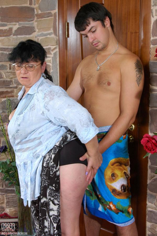 20P Crummy mom going for a fresh from the shower stud talking him into bumming