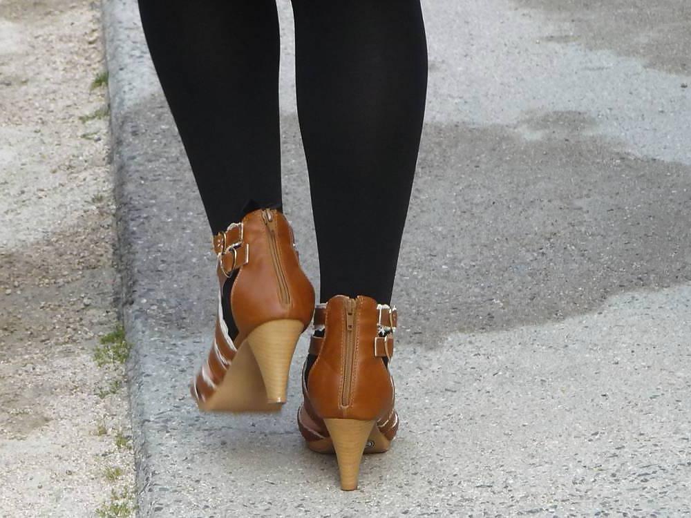 14P Japanese Candids - Feet on the Street 17