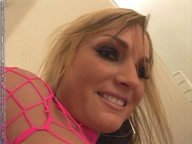 15P Big ass blonde hottie getting dped and facialized