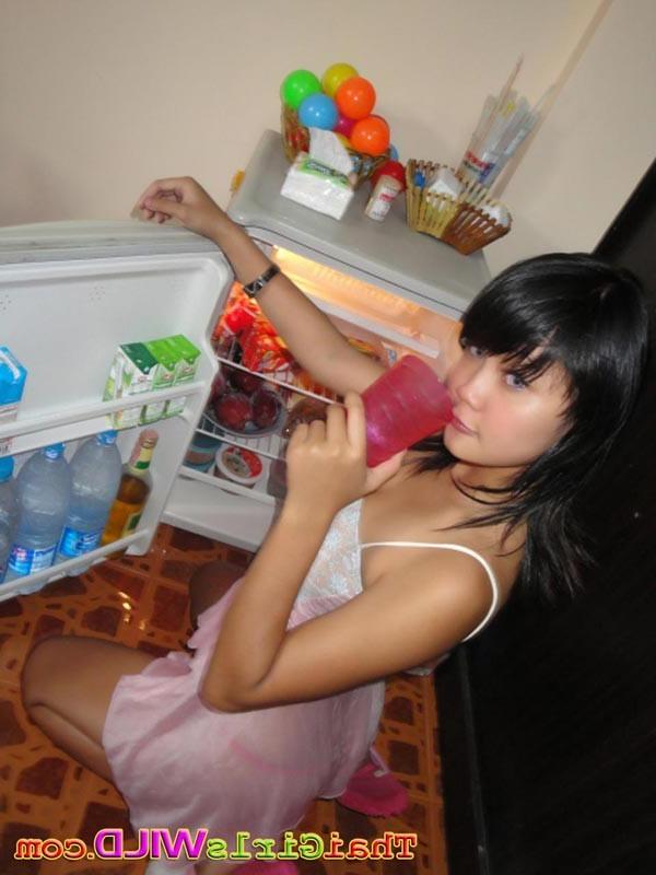 16P Emo thai poses and does some selfshots