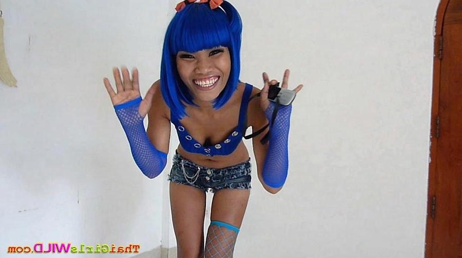 16P Shapely emo Thai teen strips to show her tits