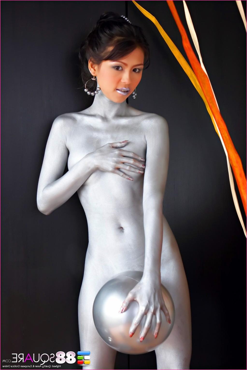 16P Silver Paint cant Contain Naomi Chatees Body