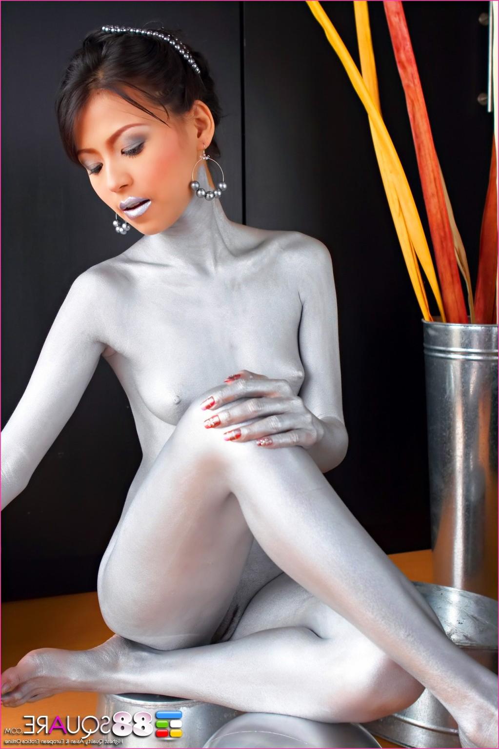 16P Silver Paint cant Contain Naomi Chatees Body