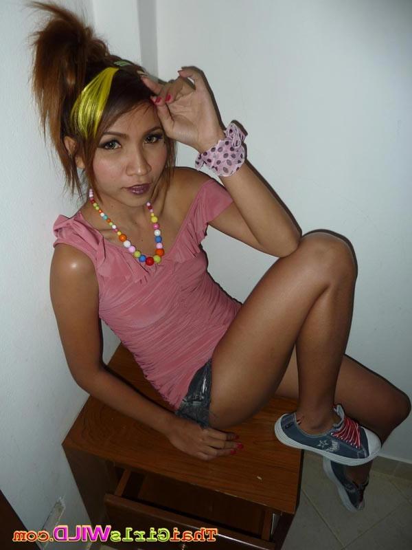 16P Emo thai teen poses and strips for the camera