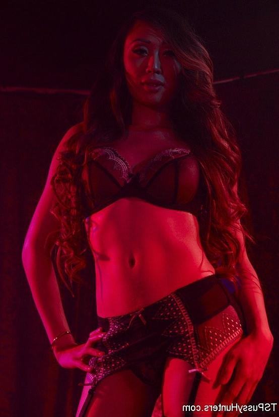 17P Venus Lux backstage cat fight with ts pussy fucking and blowjob 