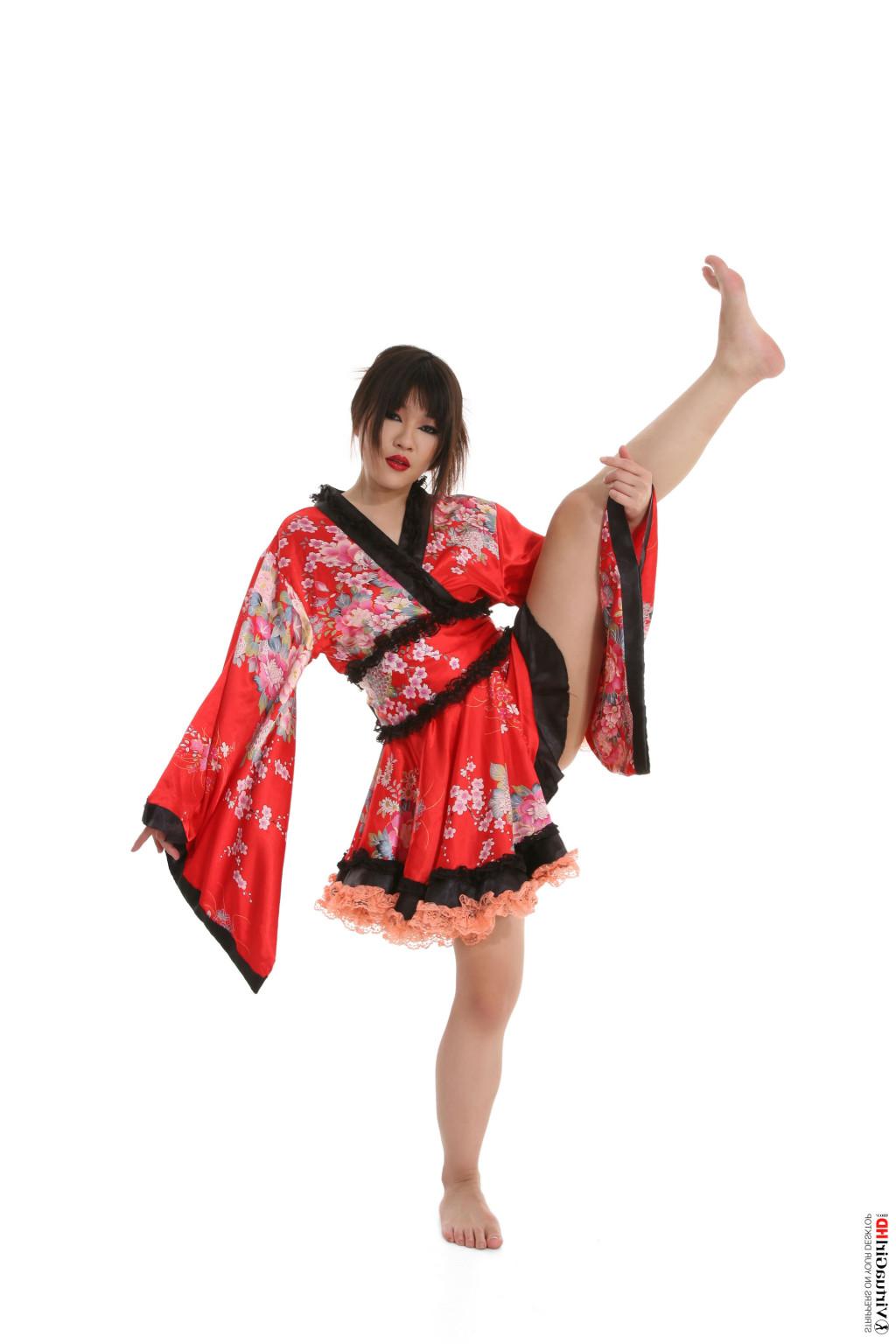 15P Stop watching pictures and get Maya Maino stripping on your desktop