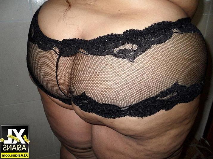 15P BBW Cassie from Thailand takes photos of her huge ass